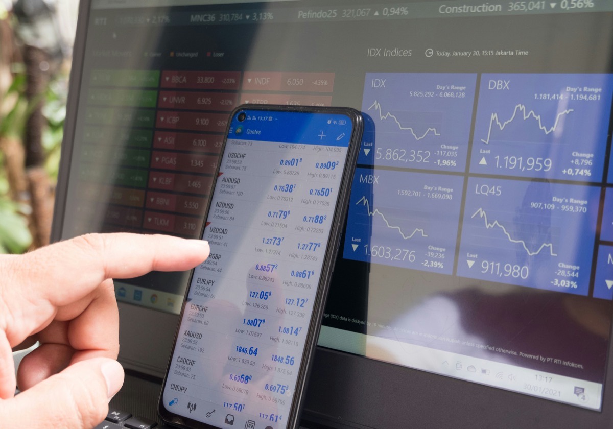 An analyst checking live quotes across currencies and indices before a position is sized